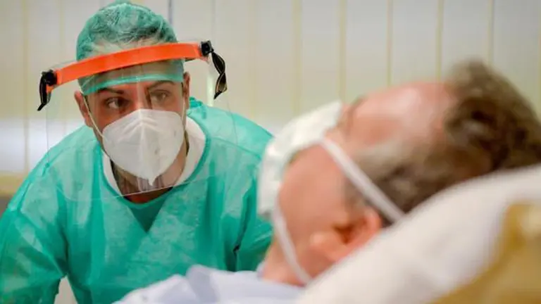 Personal medico de Italia con un paciente de coronavirus. EFE
