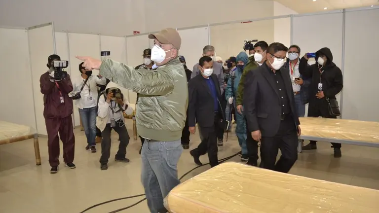 El ministro de Gobierno, Arturo Murillo (i), durante la inspecci&oacute;n de las instalaciones en el Campo Ferial de Alalay. Foto: NO&Eacute; PORTUGAL