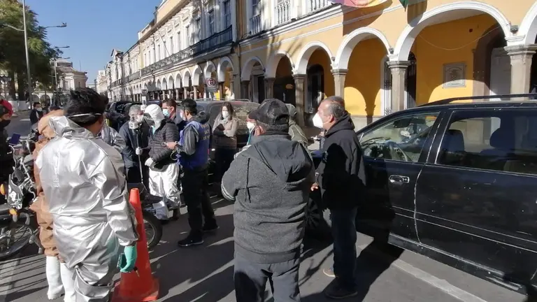 Vigilia de representantes de funerarias en el frontis de la Alcald&iacute;a de Cochabamba. OPINI&Oacute;N