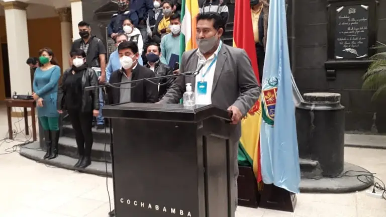 Abel Zuazo, asesor general de la Gobernaci&oacute;n de Cochabamba, brinda una conferencia de prensa. Foto: OPINI&Oacute;N