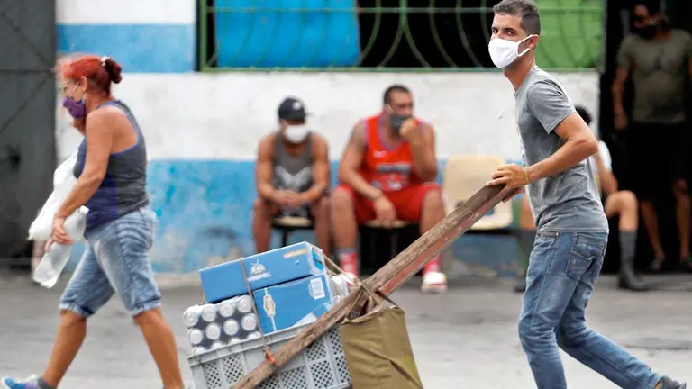 Cubanos utilizan barbijos en La Habana. EFE