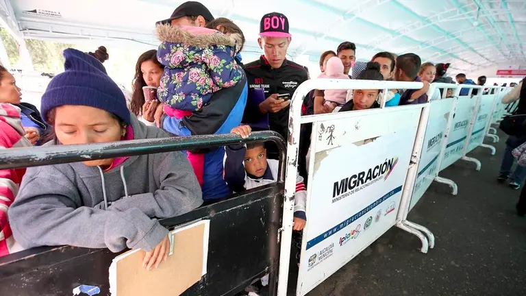 Migrantes venezolanos esperan para ingresar a Ecuador. EFE