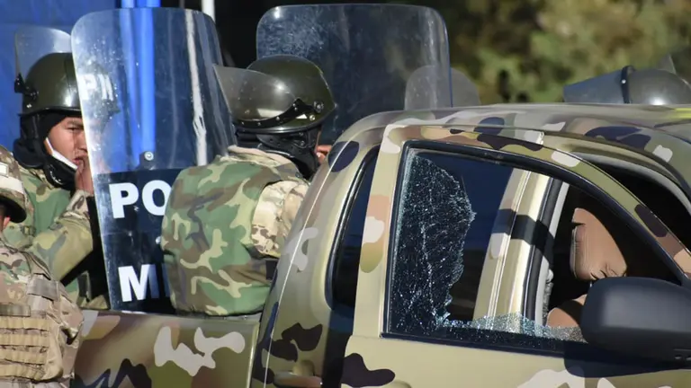 Bloqueadores agreden a oficiales y destruyen oficinas tras intervenci&oacute;n policial en K'ara K'ara. Foto: Dico Sol&iacute;s | Diario Opini&oacute;n