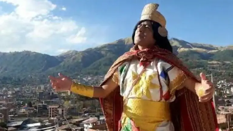 Juan Evert Quispe, con su indumentaria de inca. Cr&eacute;dito RPP