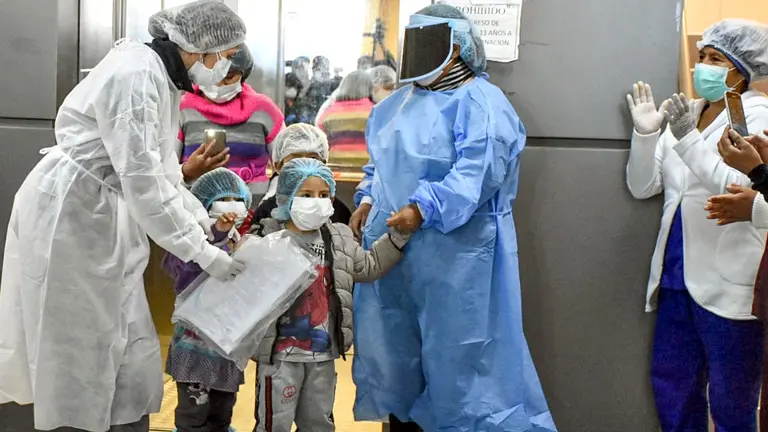 Los ni&ntilde;os abandonan el hospital tras vencer el coronavirus. DICO SOL&Iacute;S