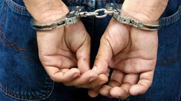 Una imagen referencial de un hombre arrestado. Cr&eacute;dito: FGE