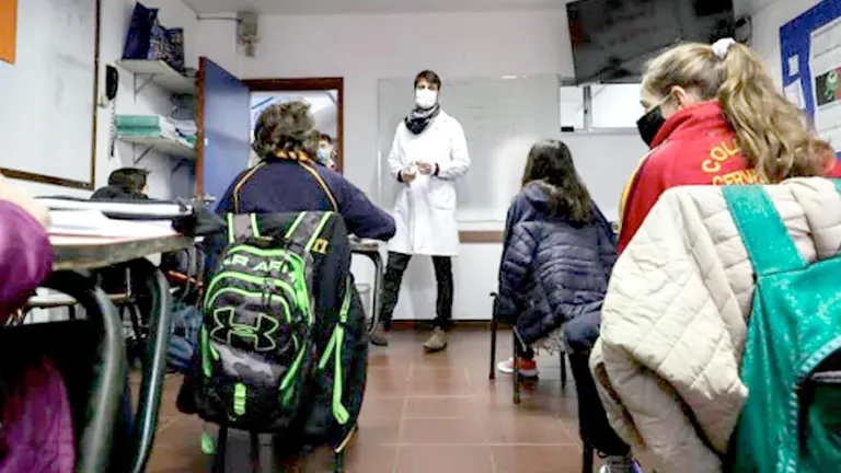 Fotografía que muestra estudiantes del Colegio Español Cervantes en Uruguay durante el retorno de las clases presenciales en Montevideo (Uruguay). EFE