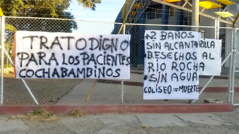 Carteles de protesta en afueras del coliseo de la Costanera. RADIO SAN SIMÓN