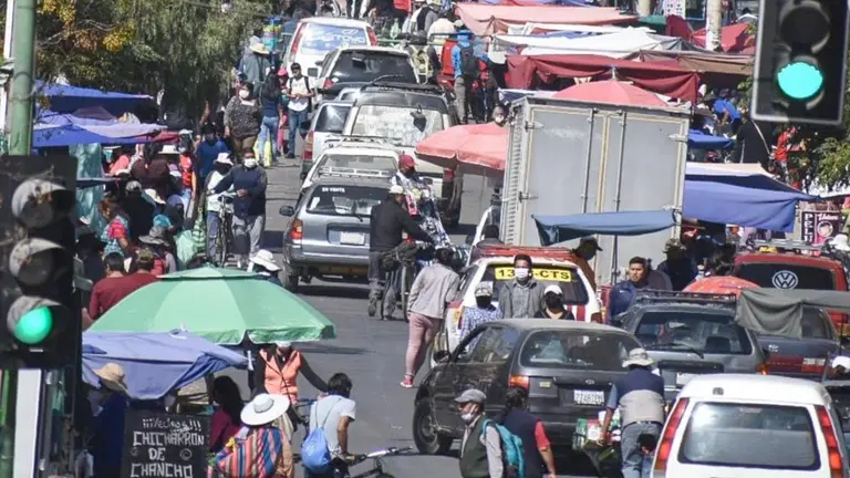 Imagen referencial de una calle central de Cochabamba, tras la flexibilización de la cuarentena. ARCHIVO