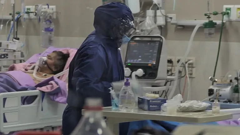 Un profesional médico en la atención en terapia intensiva. ARCHIVO