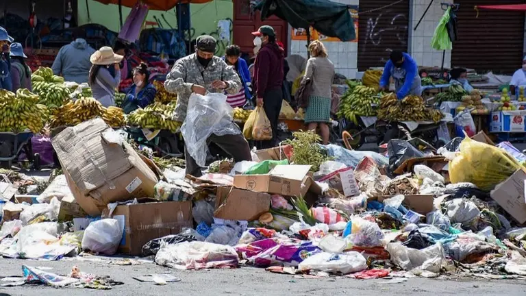 Foto referencial de basura acumulada en la intersecci&oacute;n de las calles Lanza y Aroma, junto a los puestos de venta de fruta. CR&Eacute;DITO: Dico Solis