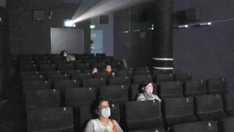 Imagen referencial de personas que asisten al cine en pandemia. ARCHIVO