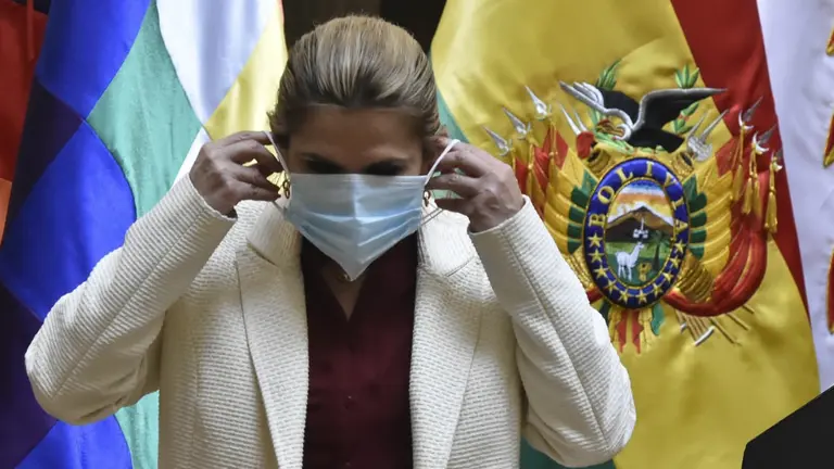 La presidenta Jeanine Áñez se arregla su barbijo. APG