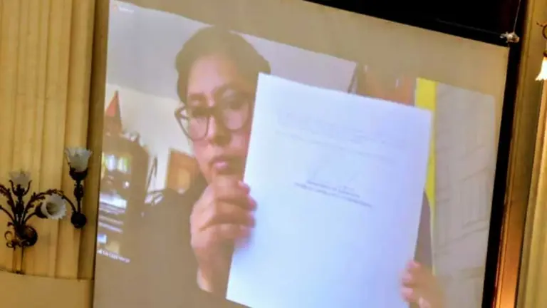 Eva Copa, presidenta del Senado, exhibe su firma. Vicepresidencia