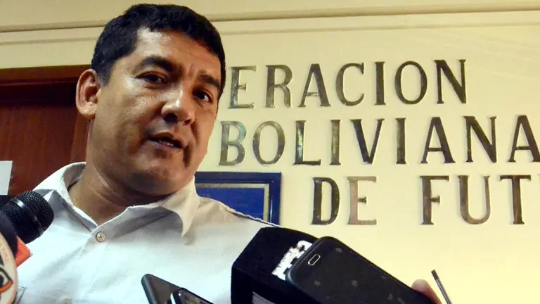 Marco Rodríguez, brinda declaraciones a la prensa en el edificio de la FBF. ARCHIVO