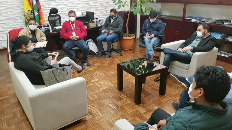 Una imagen de una mesa de trabajo del viceministro de Deportes, Augusto Ch&aacute;vez. ARCHIVO MINDEPORTES.GOB.BO
