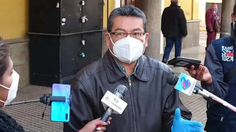 El concejal Edwin Jim&eacute;nez, durante una conferencia de prensa. Radio San Sim&oacute;n
