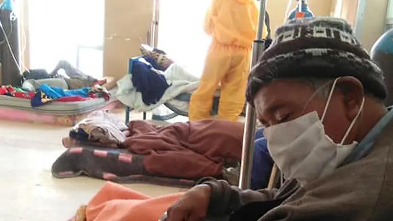 Una imagen de los pacientes que son tratados en sillas y en el piso. 