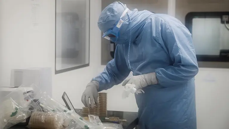 Un médico dentro de un laboratorio.  EFE