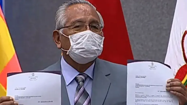 El exministro de educaci&oacute;n Victor Hugo Cardenas, durante una conferencia de prensa.