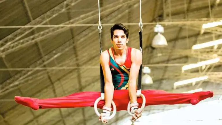 El gimnasta art&iacute;stico Rodrigo Moyano, durante una sesi&oacute;n de entrenamiento. ARCHIVO