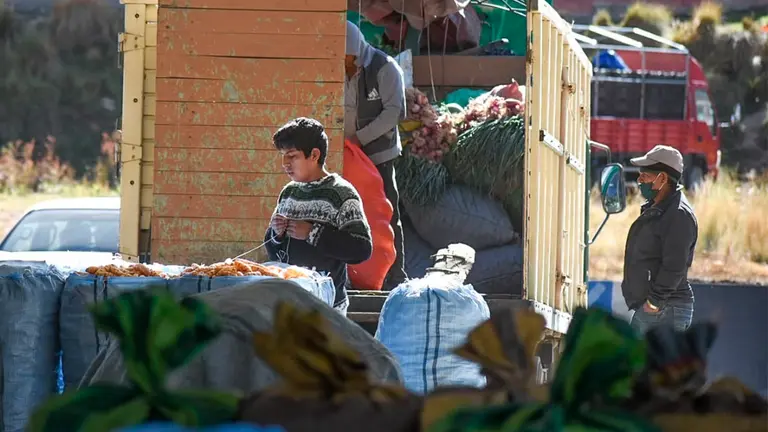 Agricultores de Colomi descargan su producci&oacute;n de un cami&oacute;n