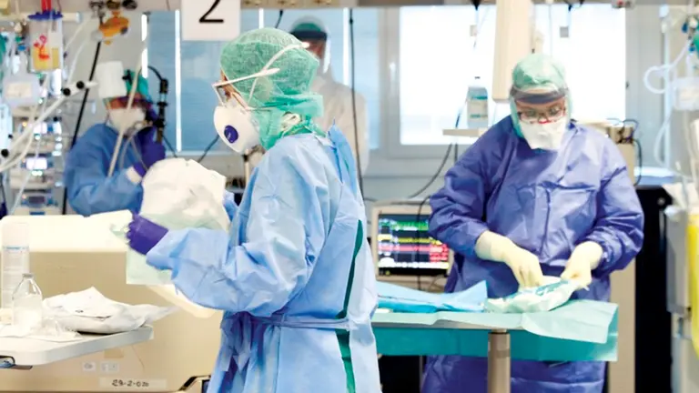 Profesionales en salud, en un centro m&eacute;dico de Cochabamba. DICO SOL&Iacute;S