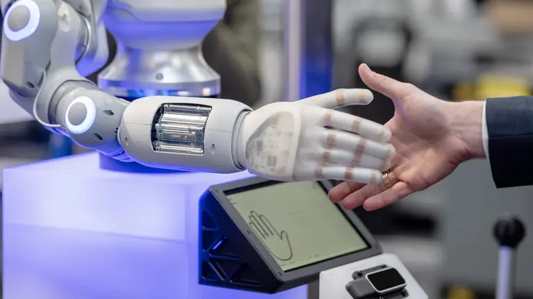 La CE crea un sistema para evaluar el uso &eacute;tico de la inteligencia artificial. EFE