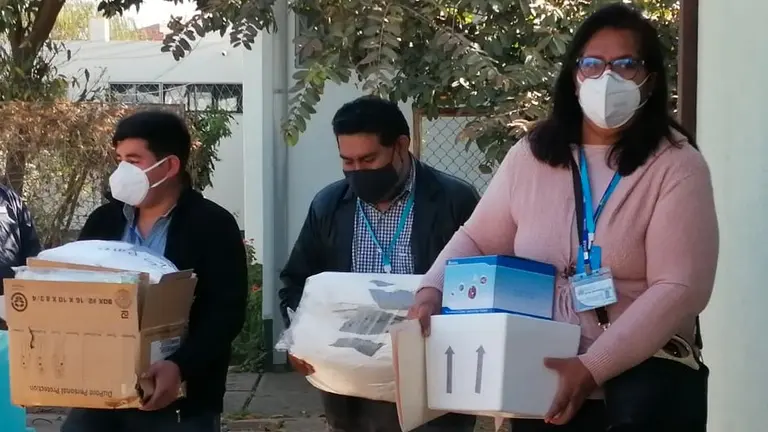 El asesor general de la Gobernaci&oacute;n, Abel Zuazo (c), lleva los implementos de bioseguridad a Lidiveco, junto a otros trabajadores. GADC