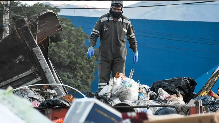 Un trabajador se predispone a recoger la basura de Cochabamba. DICO SOL&Iacute;S