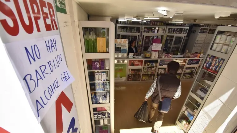 La atenci&oacute;n en una farmacia. APG