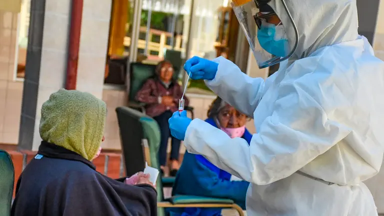 Toma de muestras en el asilo San Jos&eacute;. DICO SOL&Iacute;S