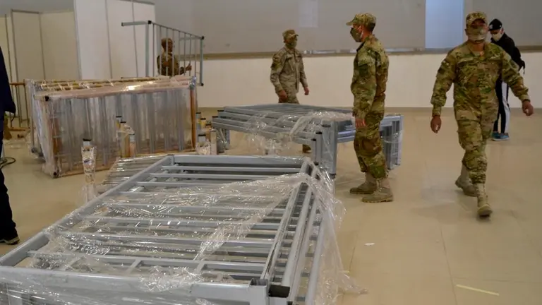 Personal del Ejercito realiza una inspecci&oacute;n al centro de aislamiento en el campo ferial de Alalay, a principios de julio. NO&Eacute; PORTUGAL