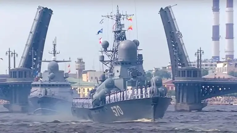 El presidente de Rusia, Vladímir Putin, sacó este lunes su músculo con la puesta en quilla de seis buques de guerra. ELNUEVODIARIO.COM.DO