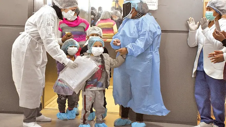 Foto de archivo de ni&ntilde;os de una misma familia fueron dados de alta en el hospital Salomon Klein de Sacaba, en mayo de 2020.	  DICO SOL&Iacute;S