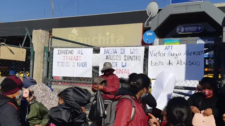 Una imagen de la vigilia de los voceadores de la terminal de buses. Radio San Sim&oacute;n