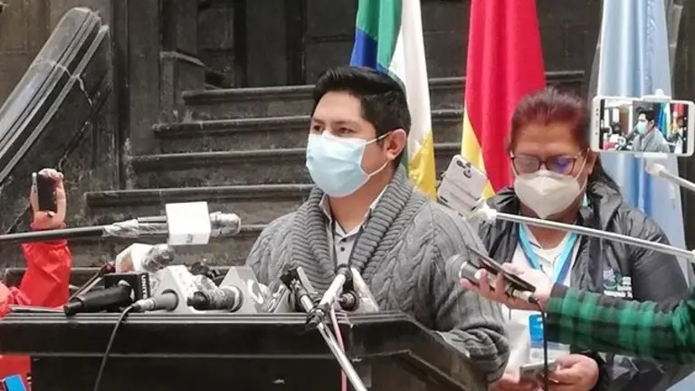 El responsable de convenios y servicios departamentales de salud, Ronald Claros, durante la conferencia de prensa. Radio San Sim&oacute;n