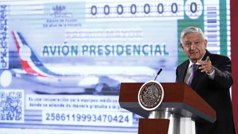 L&oacute;pez Obrador afirma que hay dos posibles compradores del avi&oacute;n presidencial. EFE