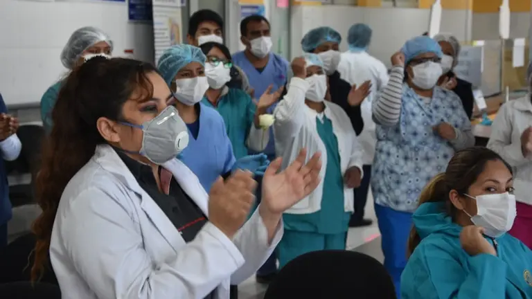 Trabajadores de salud aplauden el alta m&eacute;dica de cuatro pacientes en el hospital de referencia Solomon Klein, CONCEJO MUNICIPAL DE SACABA