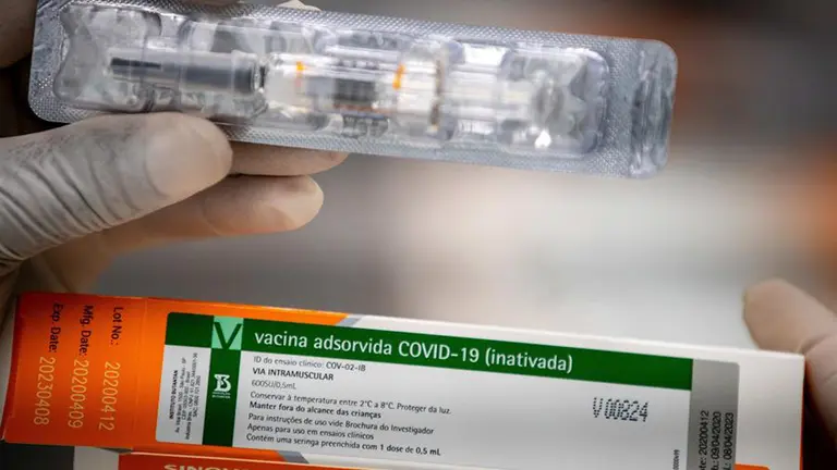 Las primeras dosis de la vacuna contra la COVID-19 que empezaron a ser aplicadas el pasado martes a 890 en Brasil.       FUENTE EFE