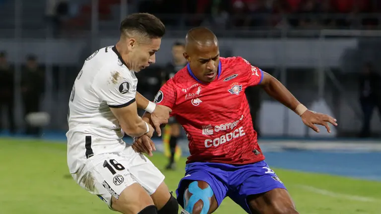Serginho domina la pelota ante la marca rival. APG