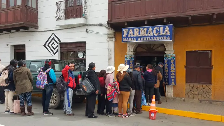 Las filas en una farmacia de Cochabamba. ARCHIVO