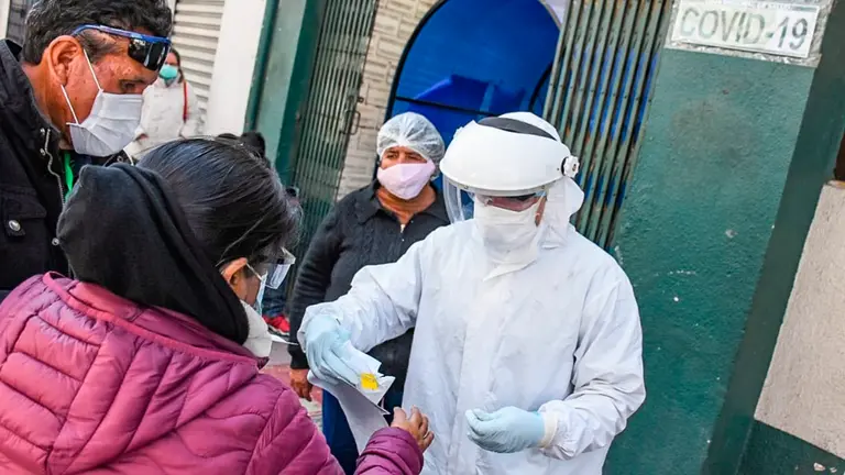 Imagen referencial de una enfermera atendiendo a un paciente. DICO SOL&Iacute;S
