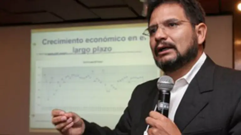 El economista y analista pol&iacute;tico Gonzalo Ch&aacute;vez, durante una disertaci&oacute;n. Econom&iacute;a Bolivia