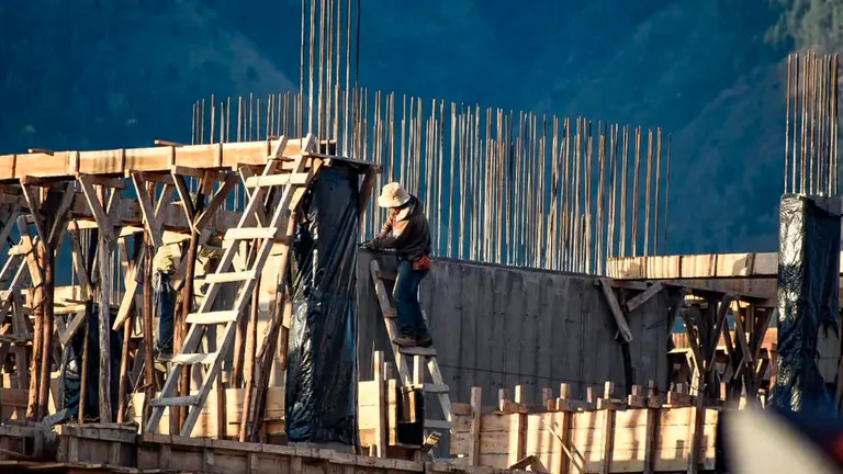 Trabajadores en una obra de construcci&oacute;n en Cochabamba. DICO SOL&Iacute;S