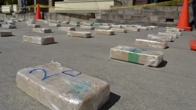 Una imagen de los paquetes de coca&iacute;na incautados por la FELCN de Cochabamba. NO&Eacute; PORTUGAL