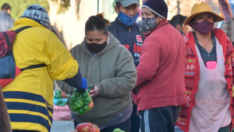 Ciudadanos realizan compras de verduras en los mercados. Archivo