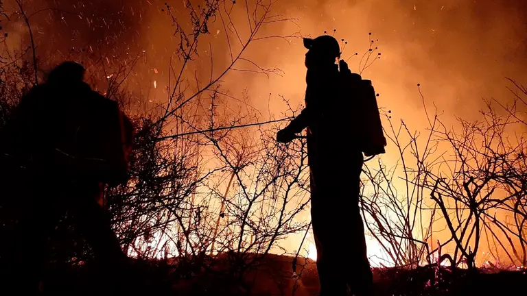 Un bombero sofoca un incendio en el Parque Nacional Tunari. Dico Sol&iacute;s.