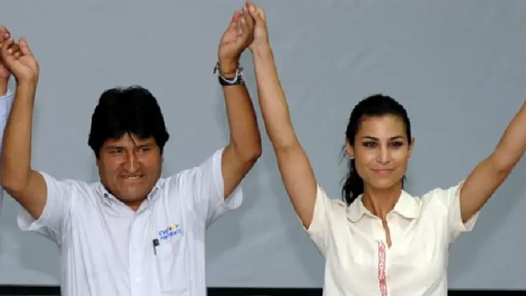 La exreina junto al expresidente Evo Morales. BR&Uacute;JULA DIGITAL