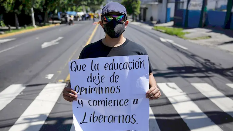 HOMBRE CON CARTEL